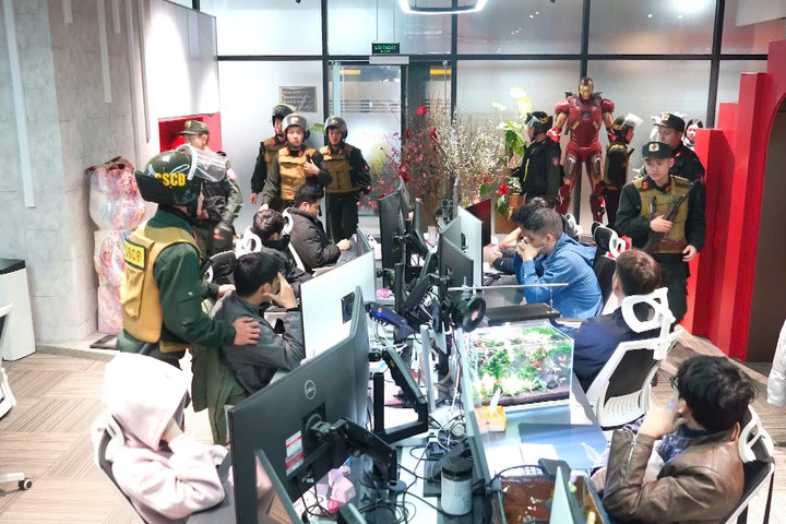 To&agrave;n cảnh chuy&ecirc;n &aacute;n đ&aacute;nh sập 'đế chế' b&oacute;ng đ&aacute; lậu, bắt giữ '&ocirc;ng tr&ugrave;m' X&ocirc;i Lạc TV- Ảnh 1.