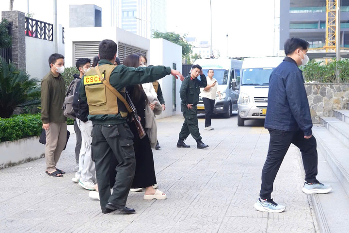 To&agrave;n cảnh chuy&ecirc;n &aacute;n đ&aacute;nh sập 'đế chế' b&oacute;ng đ&aacute; lậu, bắt giữ '&ocirc;ng tr&ugrave;m' X&ocirc;i Lạc TV- Ảnh 10.