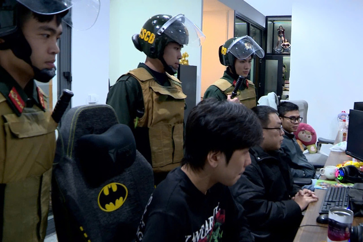 To&agrave;n cảnh chuy&ecirc;n &aacute;n đ&aacute;nh sập 'đế chế' b&oacute;ng đ&aacute; lậu, bắt giữ '&ocirc;ng tr&ugrave;m' X&ocirc;i Lạc TV- Ảnh 4.