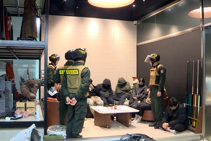 To&agrave;n cảnh chuy&ecirc;n &aacute;n đ&aacute;nh sập 'đế chế' b&oacute;ng đ&aacute; lậu, bắt giữ '&ocirc;ng tr&ugrave;m' X&ocirc;i Lạc TV- Ảnh 9.