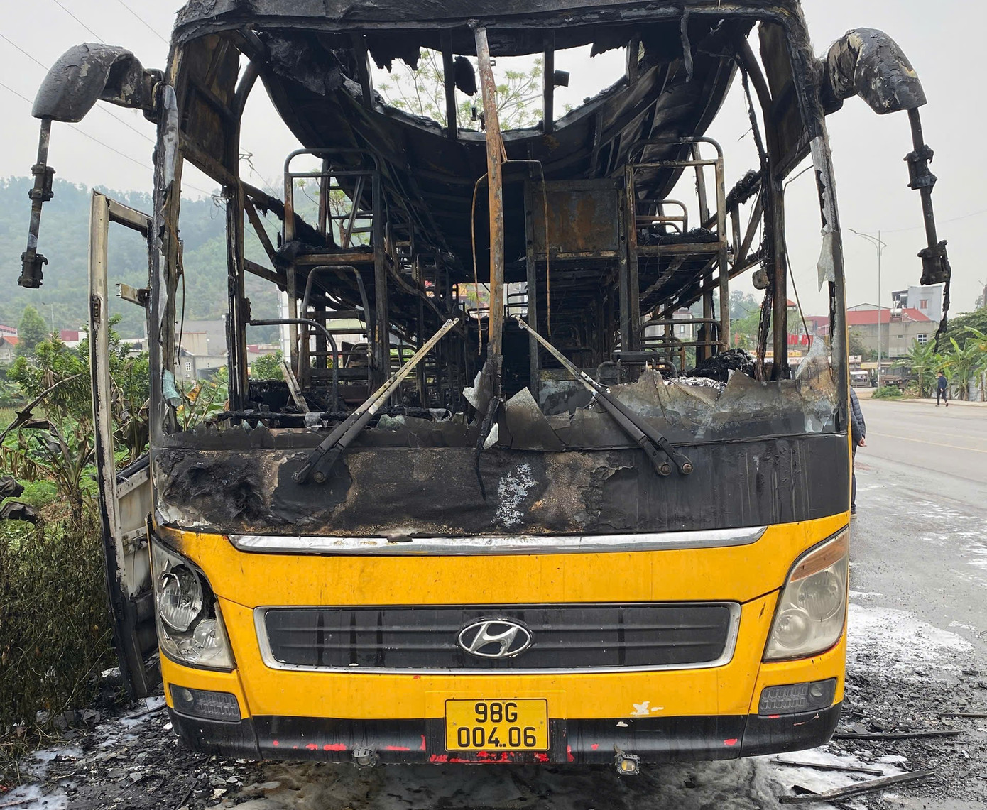 Xe chở c&ocirc;ng nh&acirc;n ch&aacute;y dữ dội, kh&oacute;i đen bốc cao h&agrave;ng chục m&eacute;t- Ảnh 2.