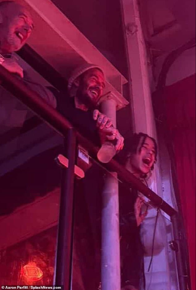 Giữa ồn &agrave;o bị con cả "ng&oacute; lơ", David Beckham t&igrave;m thấy sự an ủi ngọt ng&agrave;o từ cậu &uacute;t- Ảnh 3.