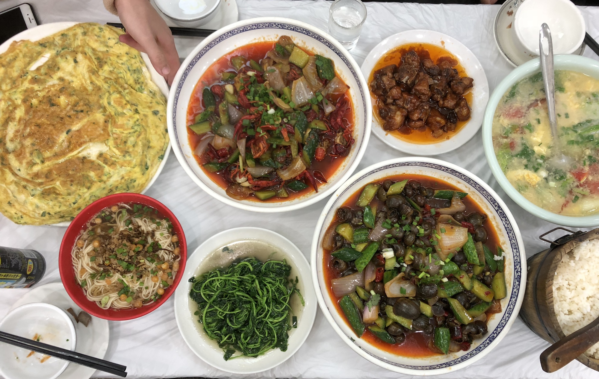 Đi ăn ở Trung Quốc, kh&aacute;ch Việt sững sờ khi thấy t&ocirc; cơm: "T&ocirc;i tưởng m&igrave;nh xuy&ecirc;n kh&ocirc;ng rồi đ&oacute;"- Ảnh 1.