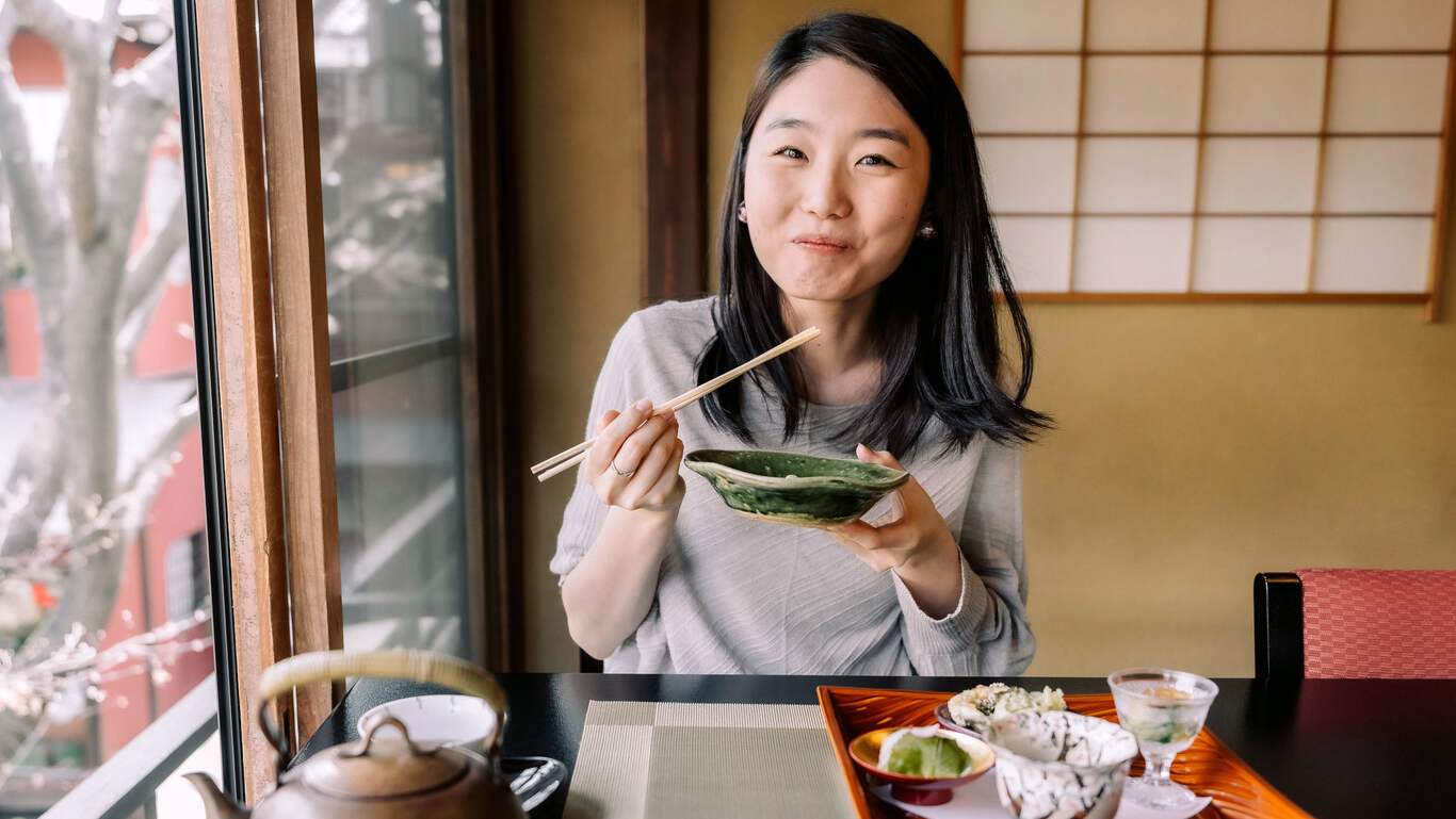 Những người sống thọ 100 tuổi thường c&oacute; 4 th&oacute;i quen n&agrave;y khi ăn uống: Ai cũng n&ecirc;n bắt đầu ngay!- Ảnh 3.