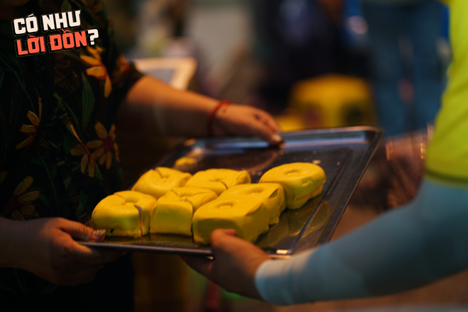 Chờ chực 20 ph&uacute;t săn miếng t&agrave;u hũ may mắn gi&aacute; 30k, mỗi năm chỉ b&aacute;n một ng&agrave;y ở TP.HCM- Ảnh 1.