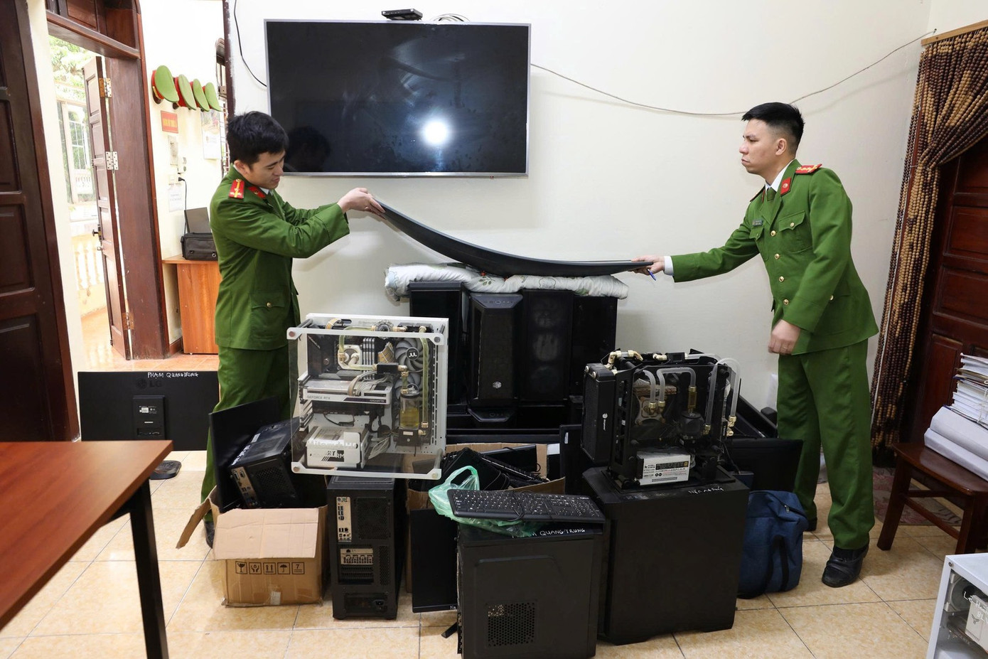 Vụ &aacute;n 'X&ocirc;i Lạc TV': Khởi tố th&ecirc;m 8 bị can, phong tỏa 58 t&agrave;i khoản ng&acirc;n h&agrave;ng, thu giữ nhiều xe sang- Ảnh 1.