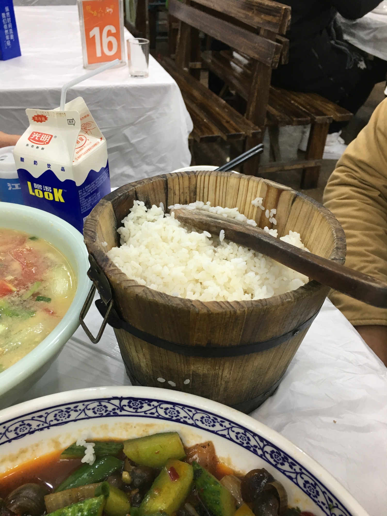 Đi ăn ở Trung Quốc, kh&aacute;ch Việt sững sờ khi thấy t&ocirc; cơm: "T&ocirc;i tưởng m&igrave;nh xuy&ecirc;n kh&ocirc;ng rồi đ&oacute;"- Ảnh 2.