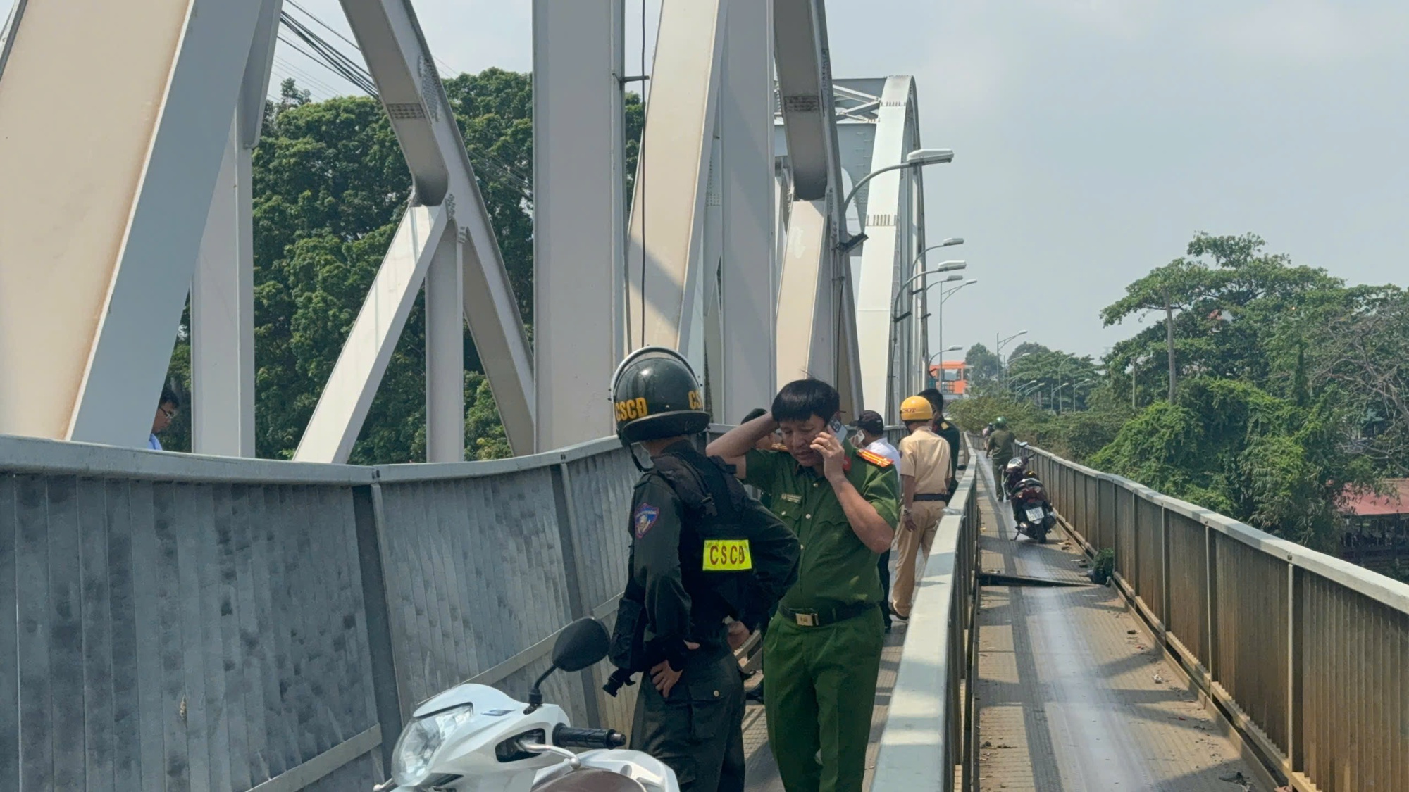 S&agrave; lan va cầu Ghềnh, nhiều người đi xe m&aacute;y ng&atilde; nh&aacute;o nh&agrave;o, hiện trường đang được xử l&yacute;- Ảnh 2.