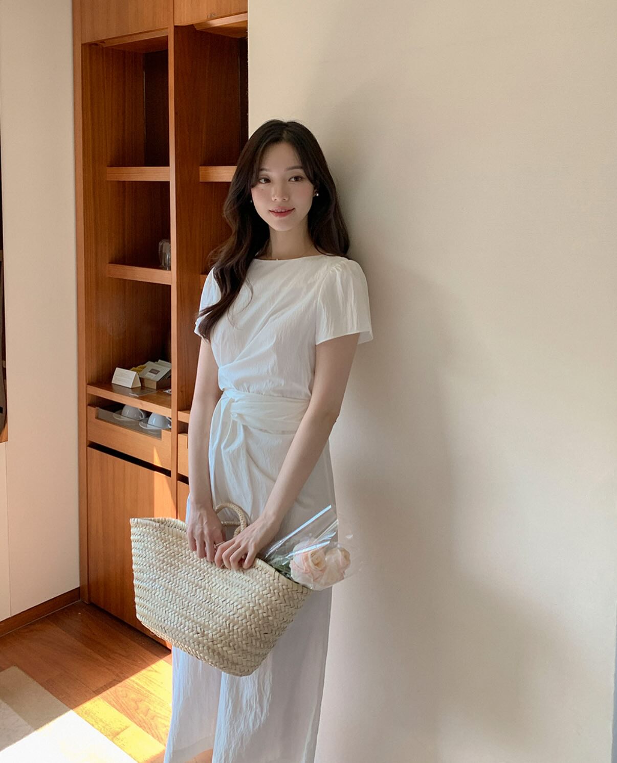 Bước sang m&ugrave;a h&egrave;, chị em n&agrave;o cũng trẻ hẳn ra nhờ 5 m&oacute;n thời trang "hack" tuổi đỉnh- Ảnh 9.