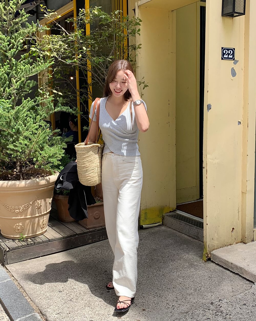 Bước sang m&ugrave;a h&egrave;, chị em n&agrave;o cũng trẻ hẳn ra nhờ 5 m&oacute;n thời trang "hack" tuổi đỉnh- Ảnh 6.