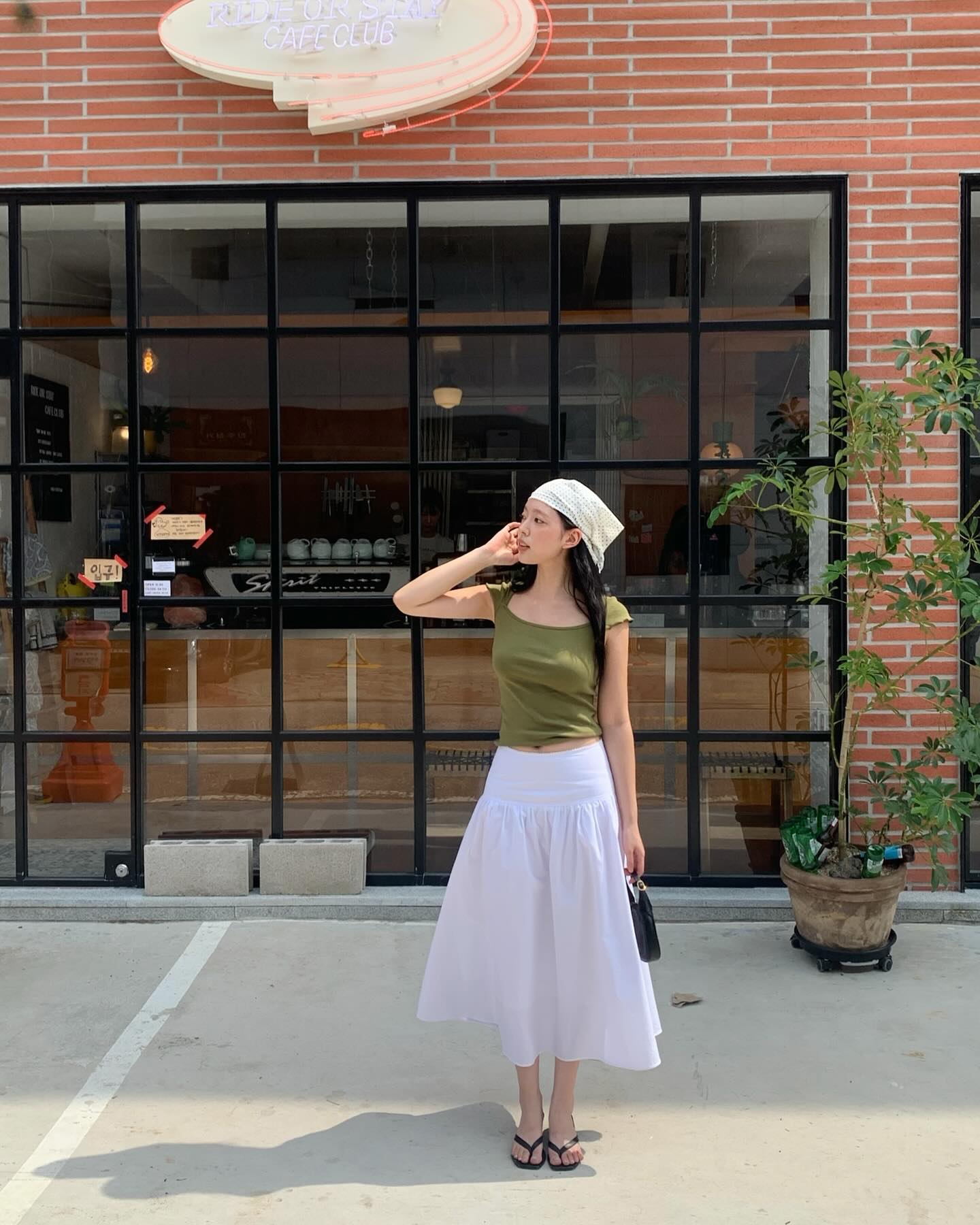 Bước sang m&ugrave;a h&egrave;, chị em n&agrave;o cũng trẻ hẳn ra nhờ 5 m&oacute;n thời trang "hack" tuổi đỉnh- Ảnh 3.