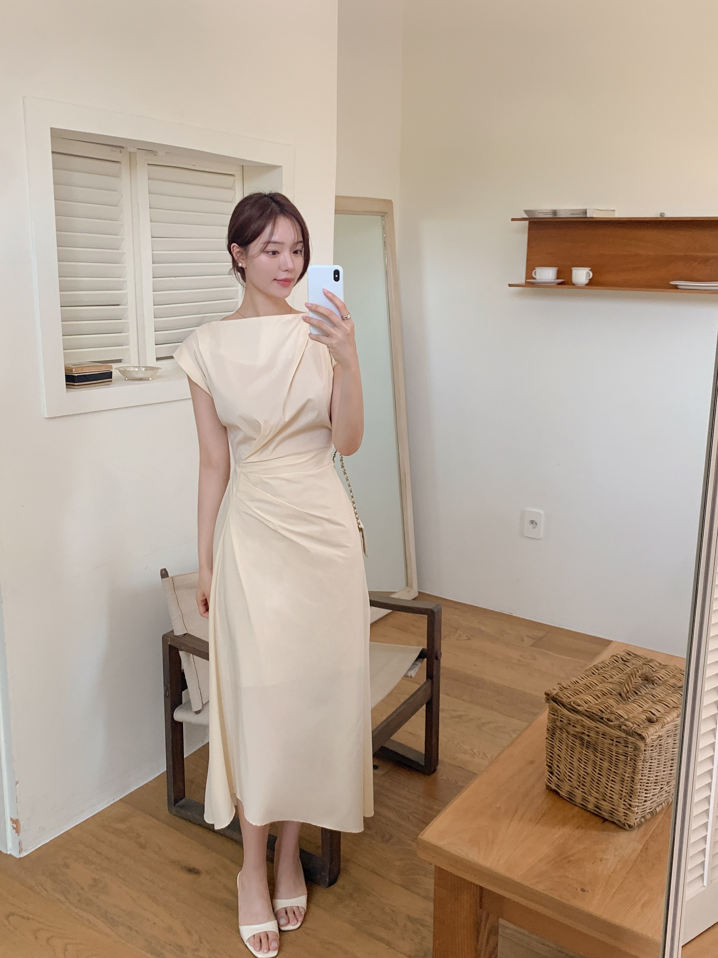 Bước sang m&ugrave;a h&egrave;, chị em n&agrave;o cũng trẻ hẳn ra nhờ 5 m&oacute;n thời trang "hack" tuổi đỉnh- Ảnh 10.