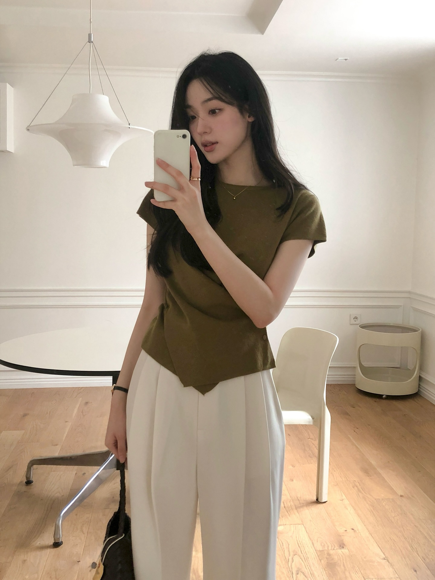 Bước sang m&ugrave;a h&egrave;, chị em n&agrave;o cũng trẻ hẳn ra nhờ 5 m&oacute;n thời trang "hack" tuổi đỉnh- Ảnh 2.