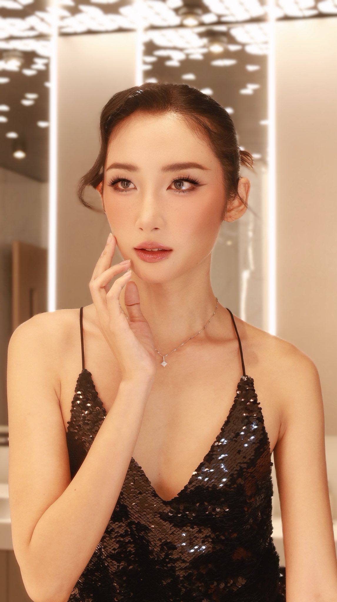 Top 10 Hoa hậu Ho&agrave;n vũ Việt Nam kết h&ocirc;n với doanh nh&acirc;n ở Mỹ: Bắt đầu từ tin nhắn xin kết "bạn" thiếu chữ "đời"- Ảnh 1.