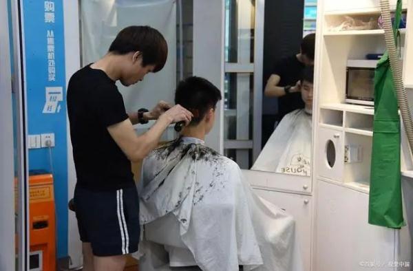 Ch&aacute;u trai đi cắt t&oacute;c, cậu qua đời v&igrave; tai nạn h&ocirc;m sau: Người mợ kiện đ&ograve;i bồi thường 3,5 tỷ v&igrave; tạo điềm gở "gi&aacute;n tiếp giết người"- Ảnh 1.