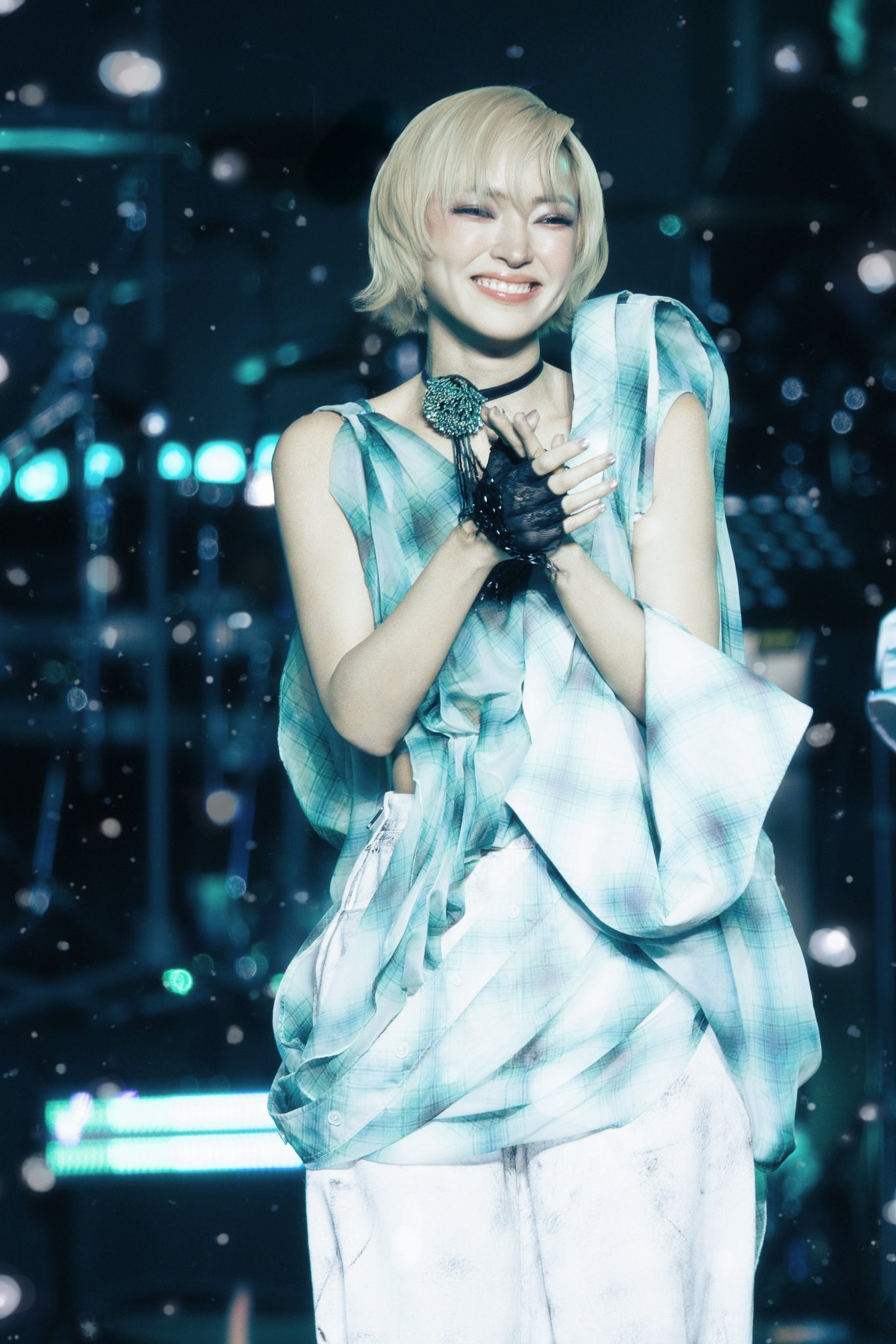 Từ chuyện cả c&otilde;i mạng "hỗn chiến" v&igrave; MV debut của Ch&acirc;u B&ugrave;i- Ảnh 6.