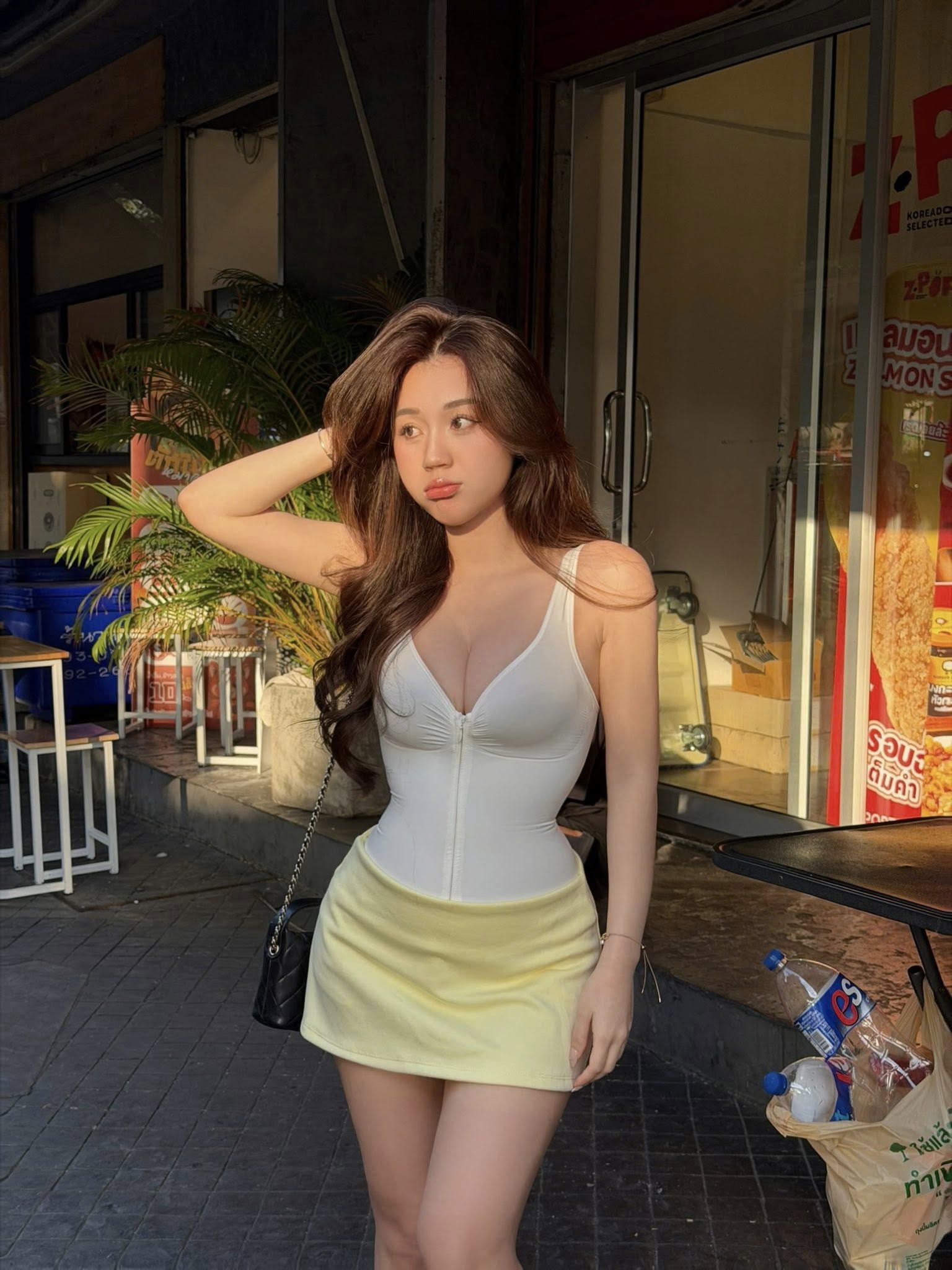 Danh t&iacute;nh g&aacute;i xinh tạo d&aacute;ng chụp ảnh "vẹo cột sống", cao 1m47 m&agrave; gợi cảm th&ocirc;i rồi- Ảnh 4.