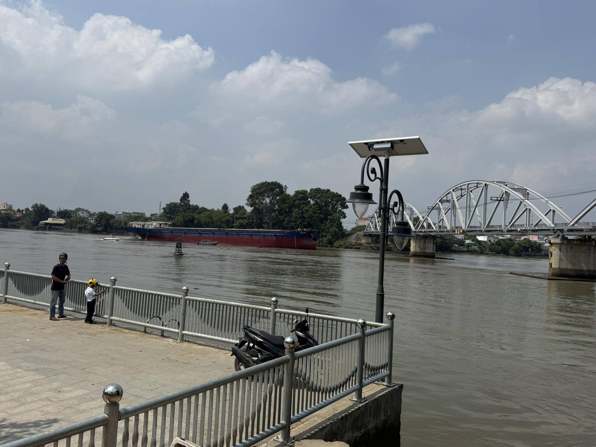 Hiện trường s&agrave; lan t&ocirc;ng cầu Ghềnh khiến nhiều người đi đường bị thương- Ảnh 2.