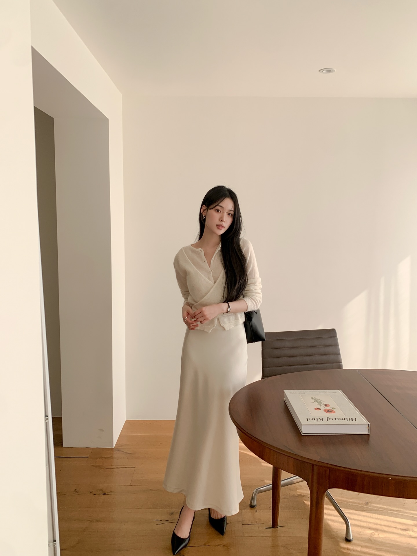 Bước sang m&ugrave;a h&egrave;, chị em n&agrave;o cũng trẻ hẳn ra nhờ 5 m&oacute;n thời trang "hack" tuổi đỉnh- Ảnh 4.