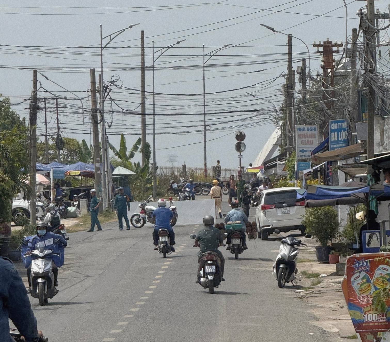 Hiện trường s&agrave; lan t&ocirc;ng cầu Ghềnh khiến nhiều người đi đường bị thương- Ảnh 1.