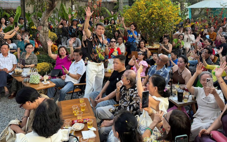 Phải đ&oacute;ng cửa 5 ng&agrave;y, qu&aacute;n cafe của &ocirc;ng ho&agrave;ng nhạc Việt đ&igrave;nh đ&aacute;m một thời "thất thủ" khi mở lại- Ảnh 1.