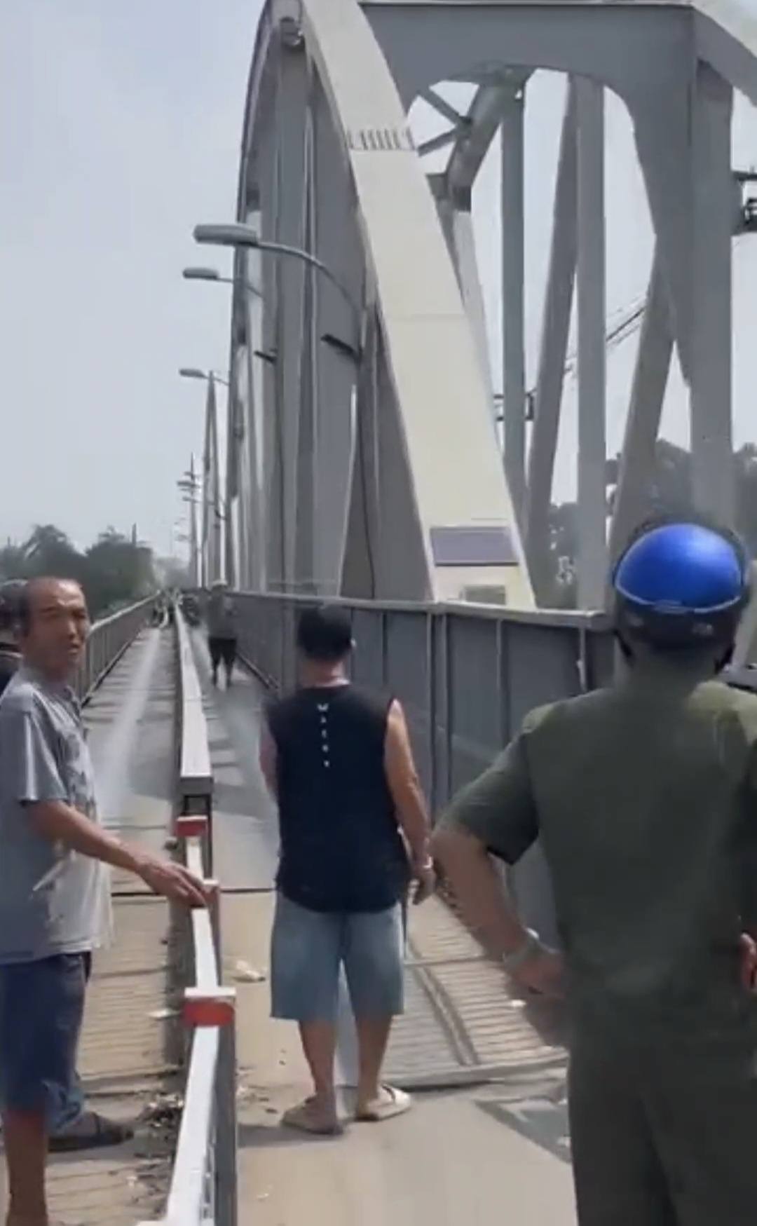 Hiện trường s&agrave; lan t&ocirc;ng cầu Ghềnh khiến nhiều người đi đường bị thương- Ảnh 4.