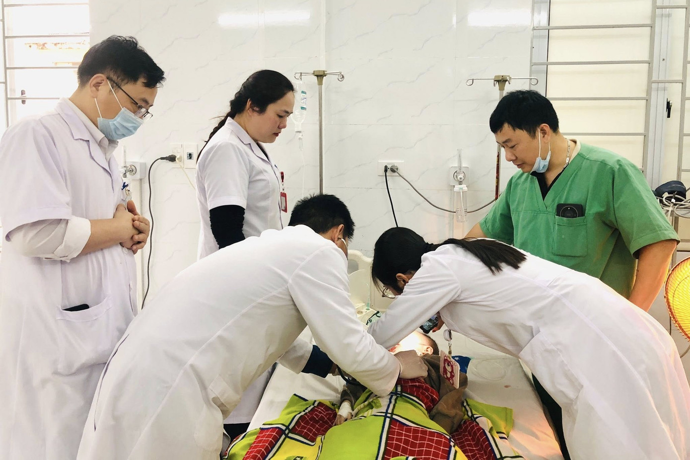 Cứu sống b&eacute; trai 27 th&aacute;ng tuổi h&oacute;c hạt nh&atilde;n- Ảnh 1.