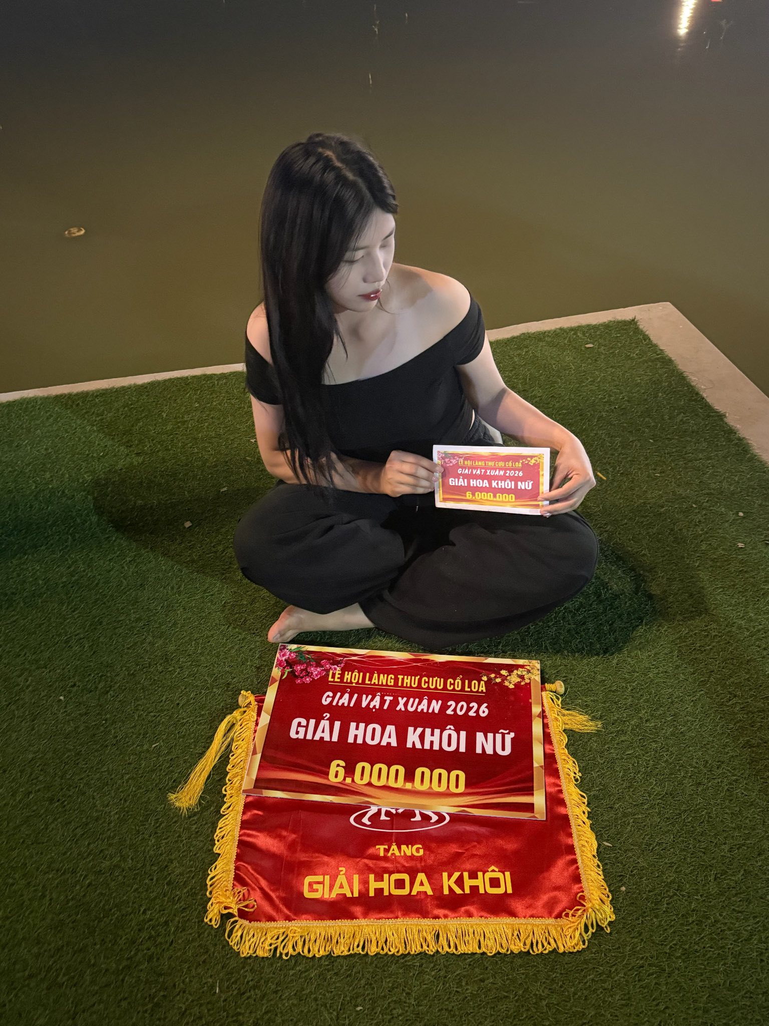 Xuất hiện hoa kh&ocirc;i đấu vật hội l&agrave;ng: 1 m&igrave;nh "c&acirc;n đẹp" cả  VĐV gi&agrave;nh HCV SEA Games, nhan sắc kh&ocirc;ng phải dạng vừa- Ảnh 1.