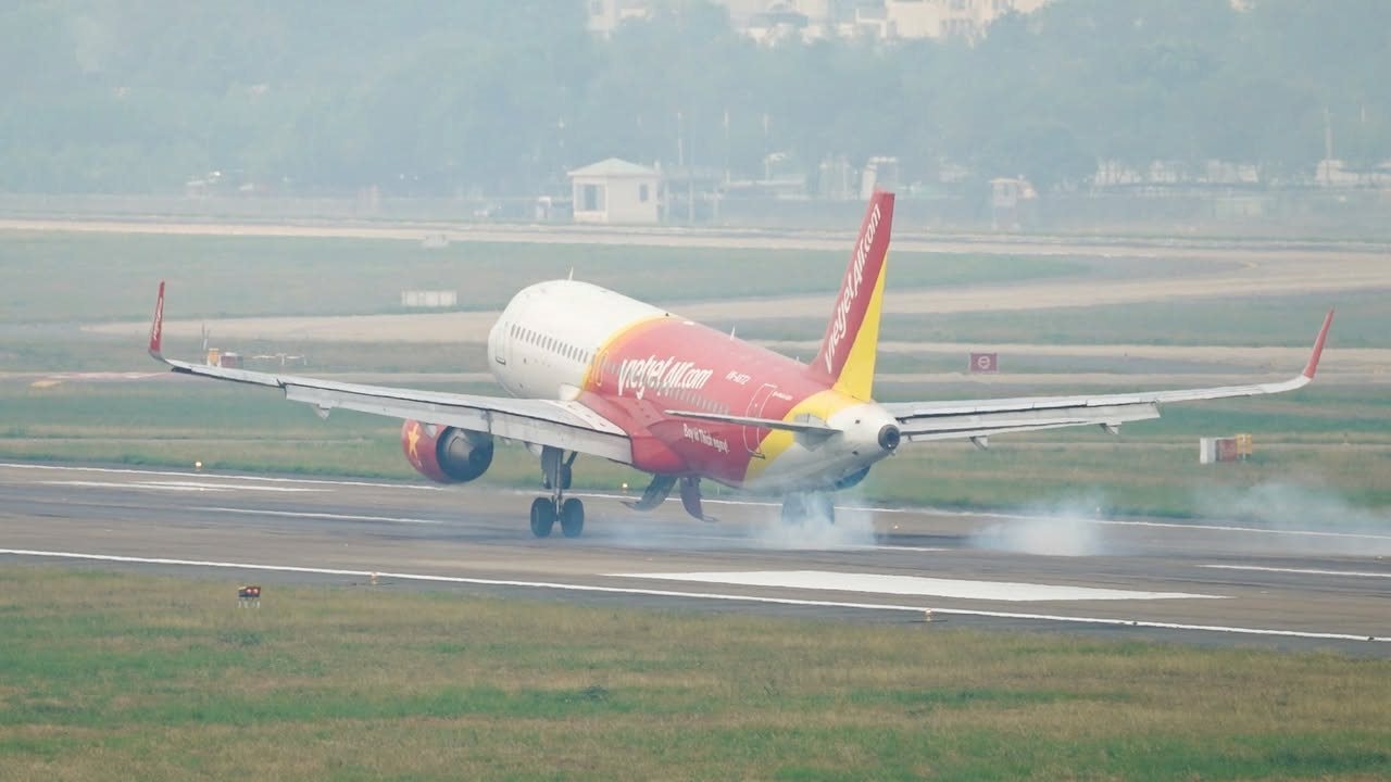 M&aacute;y bay Vietjet quay đầu hạ c&aacute;nh, h&agrave;ng loạt xe cứu hỏa v&acirc;y quanh đường băng- Ảnh 1.