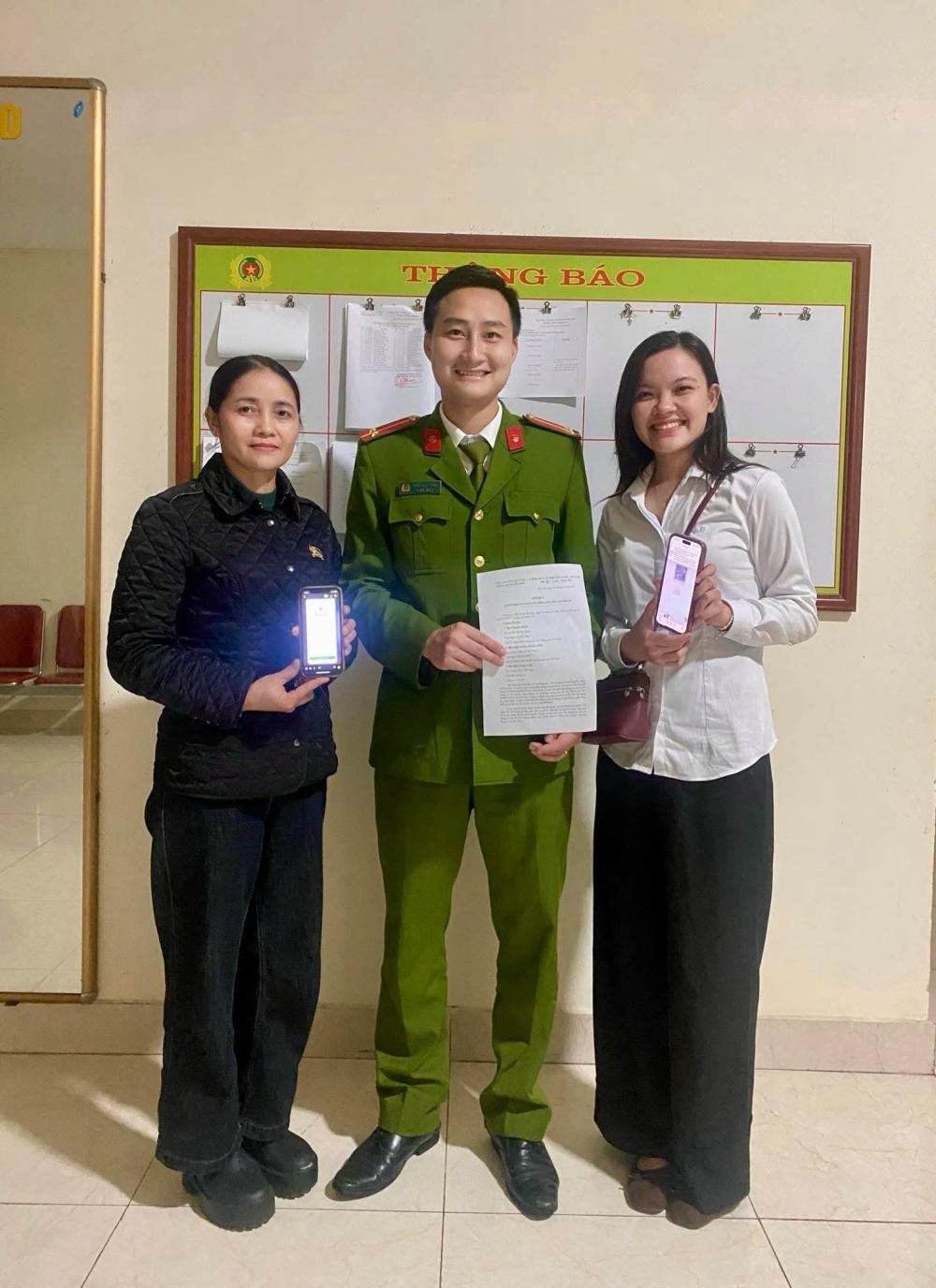 Giao dịch 1,3 tỷ đồng chuyển khoản th&ocirc;ng qua t&agrave;i khoản c&aacute; nh&acirc;n: 2 người phụ nữ SN 1999 v&agrave; 1982 phải x&aacute;c minh tại cơ quan c&ocirc;ng an- Ảnh 1.