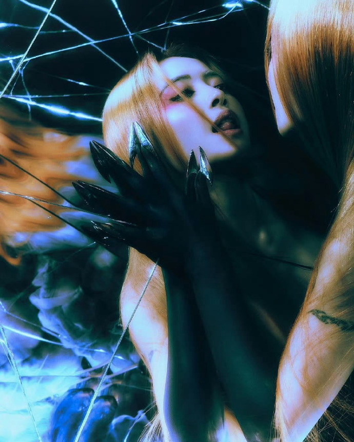 Mỹ nh&acirc;n nhạc US-UK "cải l&atilde;o ho&agrave;n đồng" g&acirc;y sốc hậu giảm 25kg, 46 tuổi trẻ đẹp như bước từ trong tranh ra- Ảnh 3.