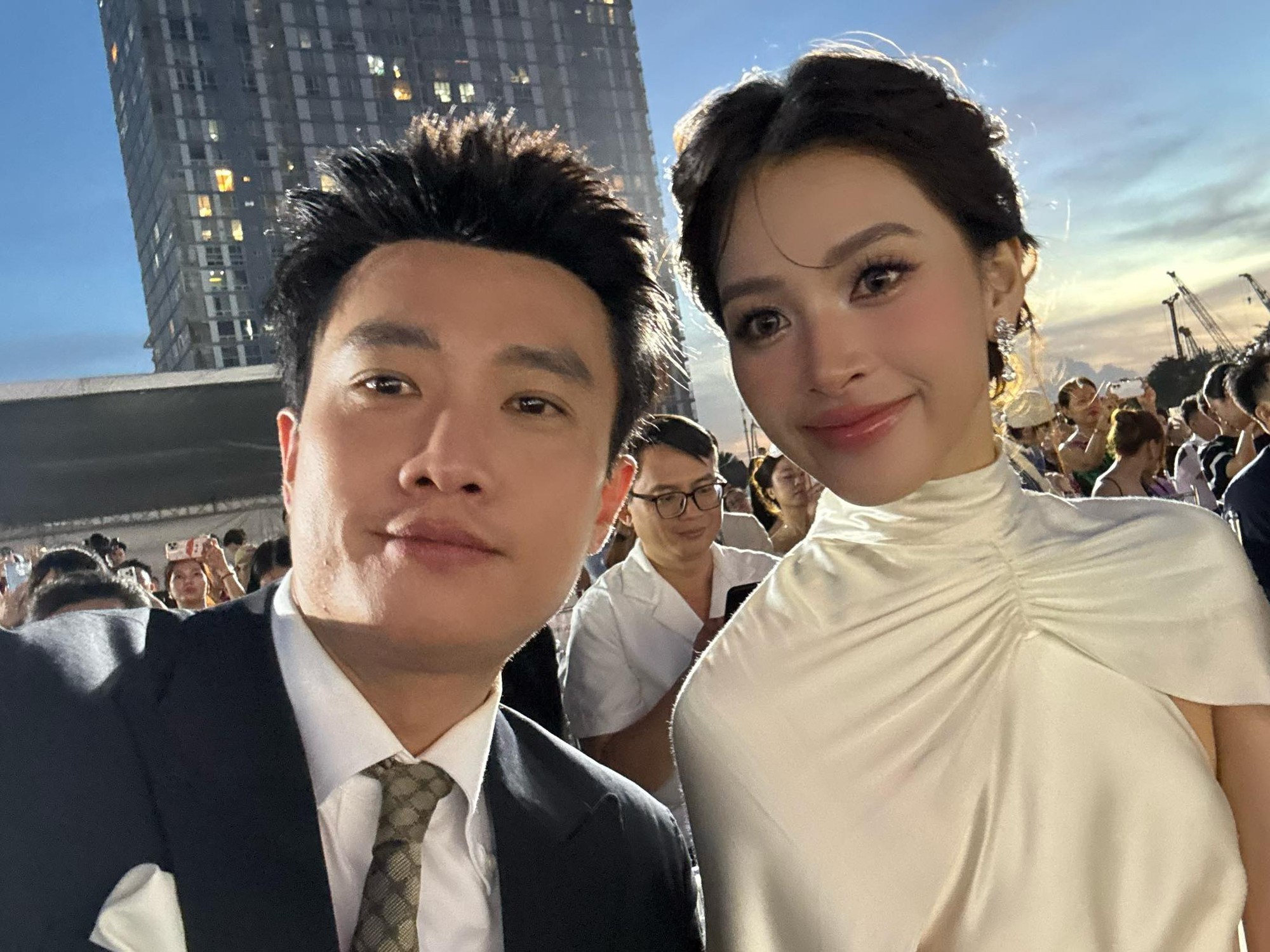 Khung h&igrave;nh v&ocirc; t&igrave;nh lại điện ảnh: B&oacute;ng lưng tổng t&agrave;i b&ecirc;n cạnh mỹ nh&acirc;n ngh&igrave;n năm c&oacute; một- Ảnh 8.