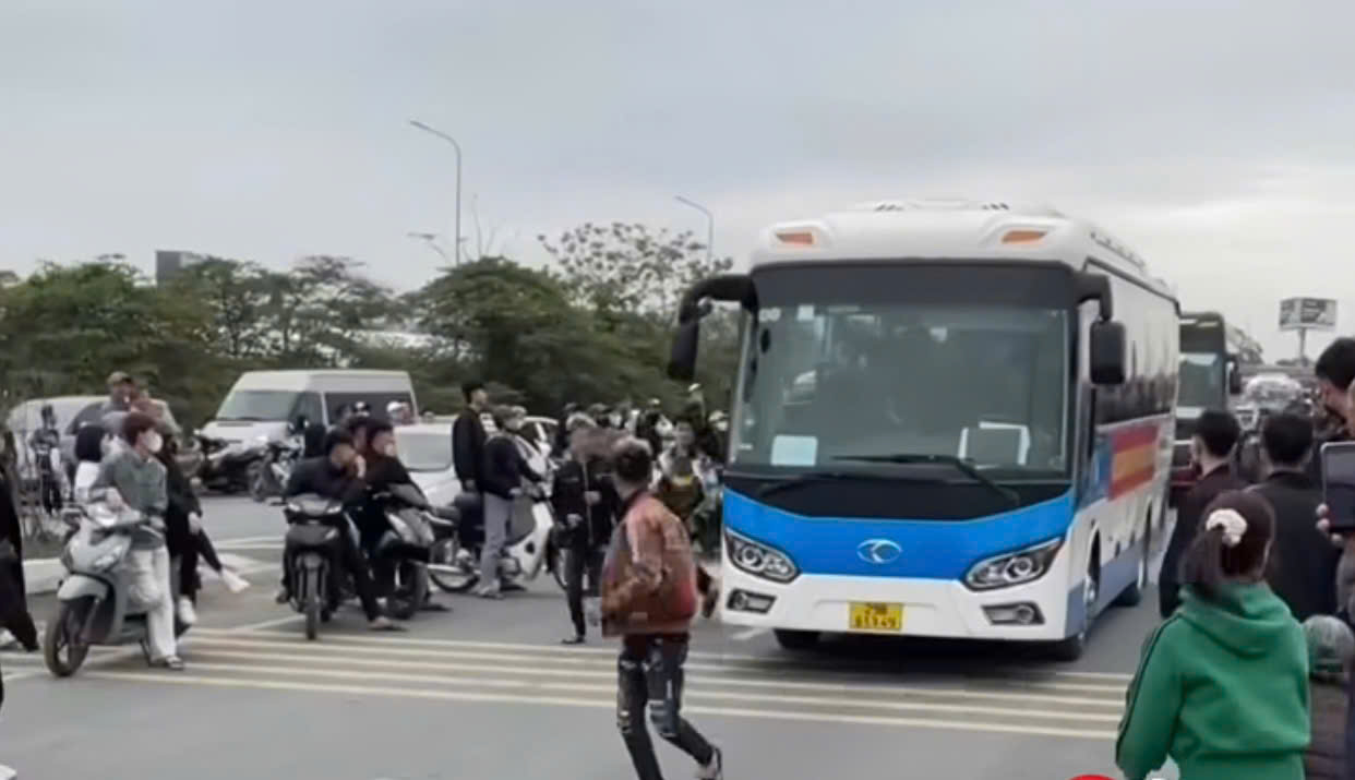 Nam thanh ni&ecirc;n cản trở xe l&agrave;m nhiệm vụ trong lễ giao, nhận qu&acirc;n- Ảnh 1.