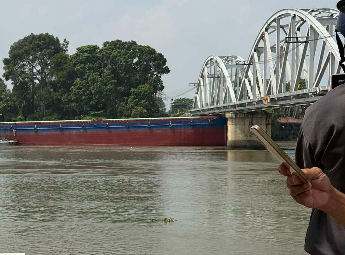 S&agrave; lan va cầu Ghềnh, nhiều người đi xe m&aacute;y ng&atilde; nh&aacute;o nh&agrave;o, hiện trường đang được xử l&yacute;- Ảnh 1.