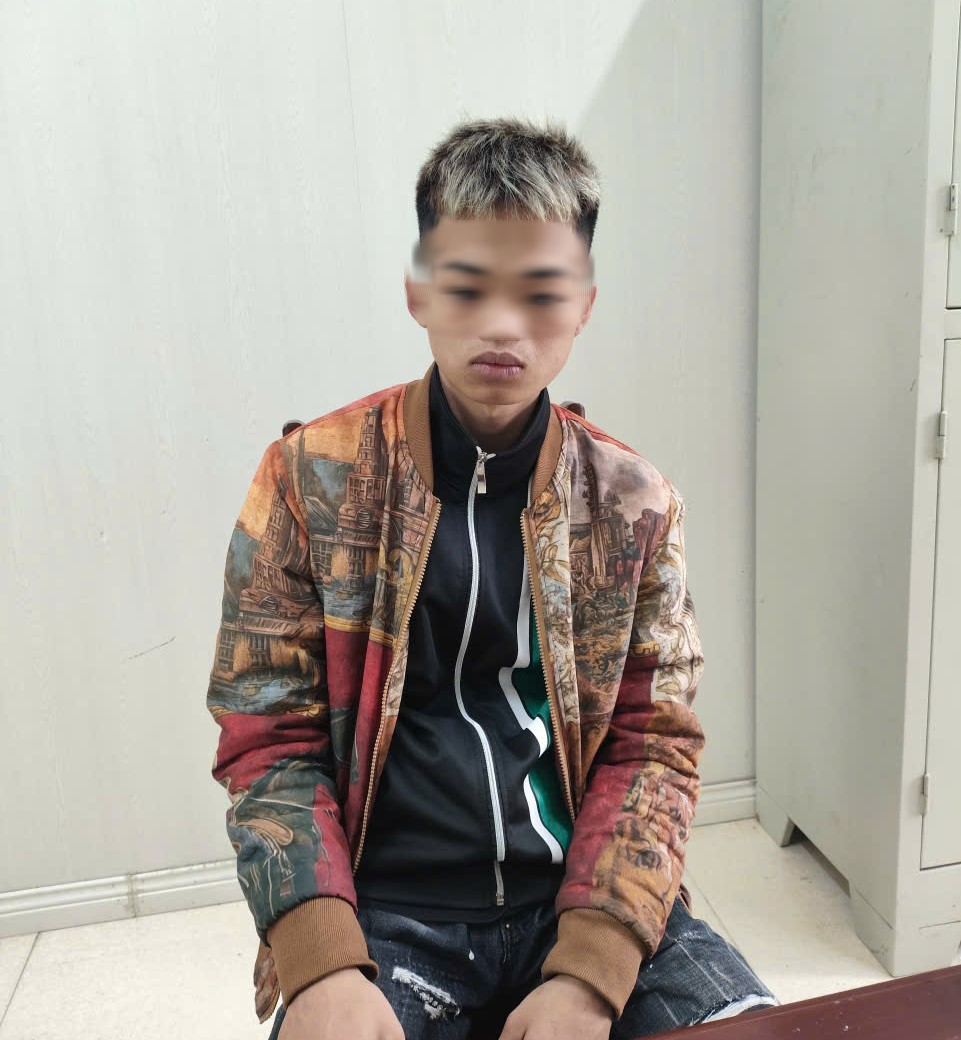 Nam thanh ni&ecirc;n cản trở xe l&agrave;m nhiệm vụ trong lễ giao, nhận qu&acirc;n- Ảnh 2.