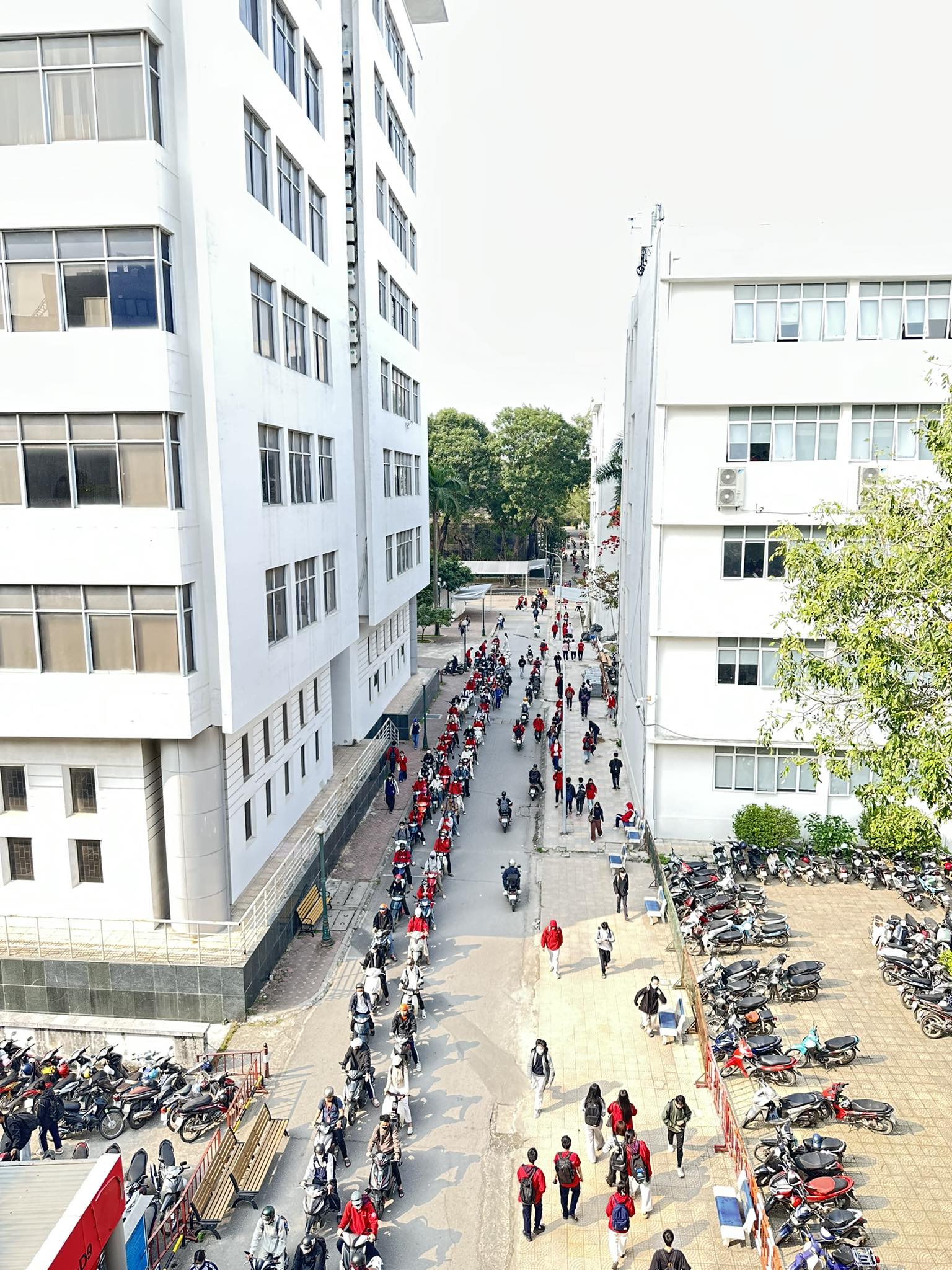 Cảnh trật tự hiếm thấy v&agrave;o giờ cao điểm tại số 1 Đại Cồ Việt- Ảnh 1.