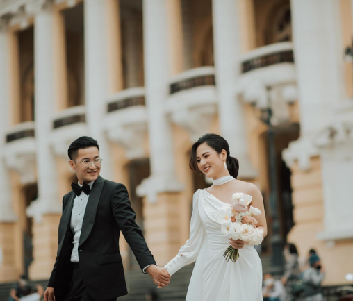 Mỹ nh&acirc;n VTV được chồng l&agrave; đồng m&ocirc;n, đồng nghiệp si m&ecirc;, y&ecirc;u chiều, kh&ocirc;ng ghen khi đ&oacute;ng cảnh t&igrave;nh cảm- Ảnh 7.