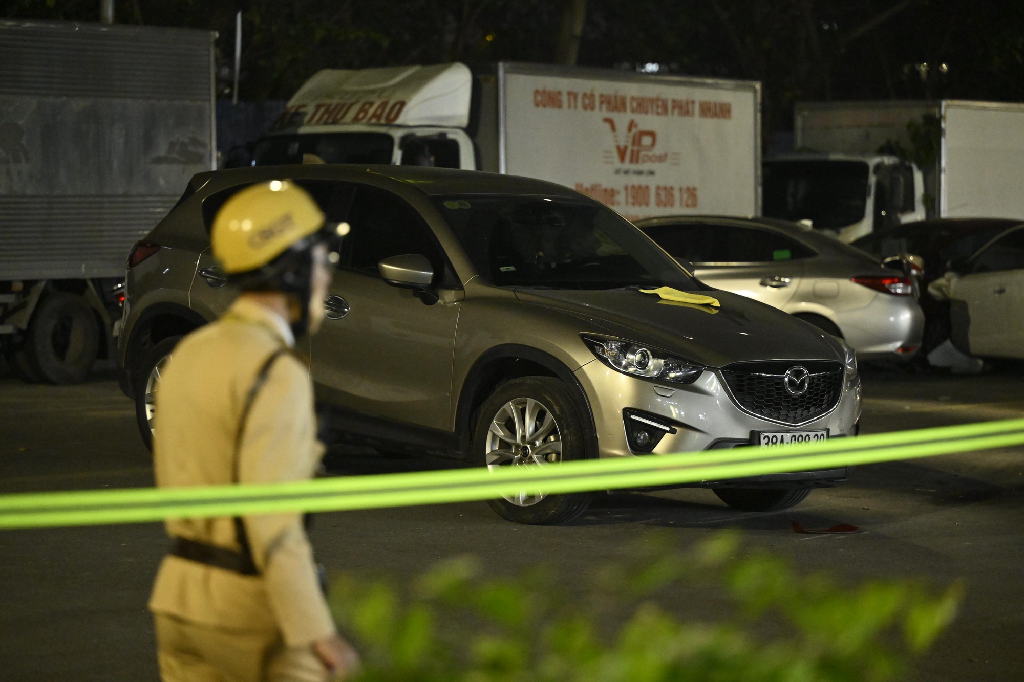 Hiện trường ô tô tông liên hoàn ở Hà Nội, 7 xe hư hỏng nằm giữa phố, nhiều người bị thương- Ảnh 7. Hiện trường ô tô tông liên hoàn ở Hà Nội, 7 xe hư hỏng nằm giữa phố, nhiều người bị thương- Ảnh 7.