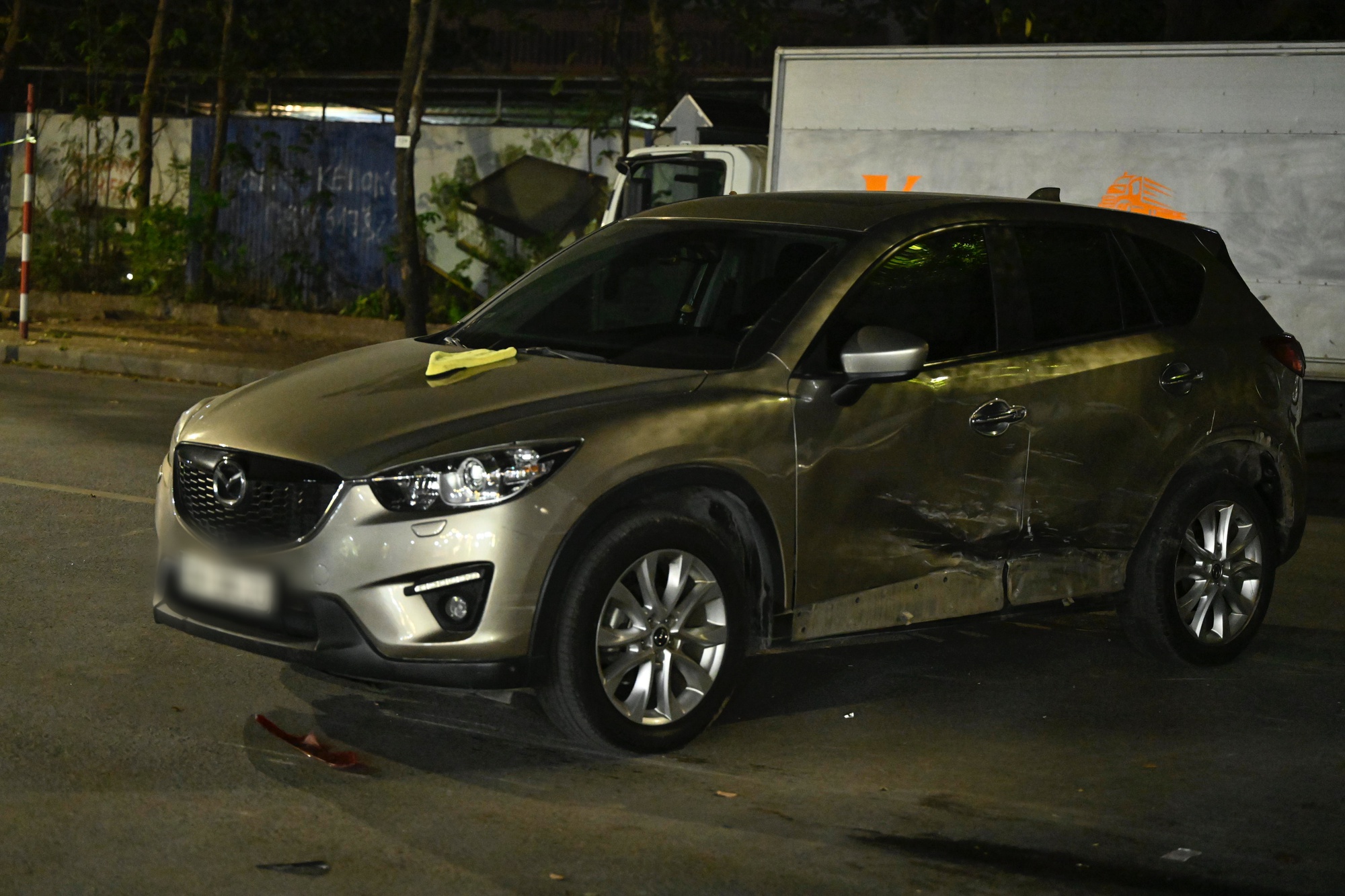 Hiện trường ô tô tông liên hoàn ở Hà Nội, 7 xe hư hỏng nằm giữa phố, nhiều người bị thương- Ảnh 3. Hiện trường ô tô tông liên hoàn ở Hà Nội, 7 xe hư hỏng nằm giữa phố, nhiều người bị thương- Ảnh 3.