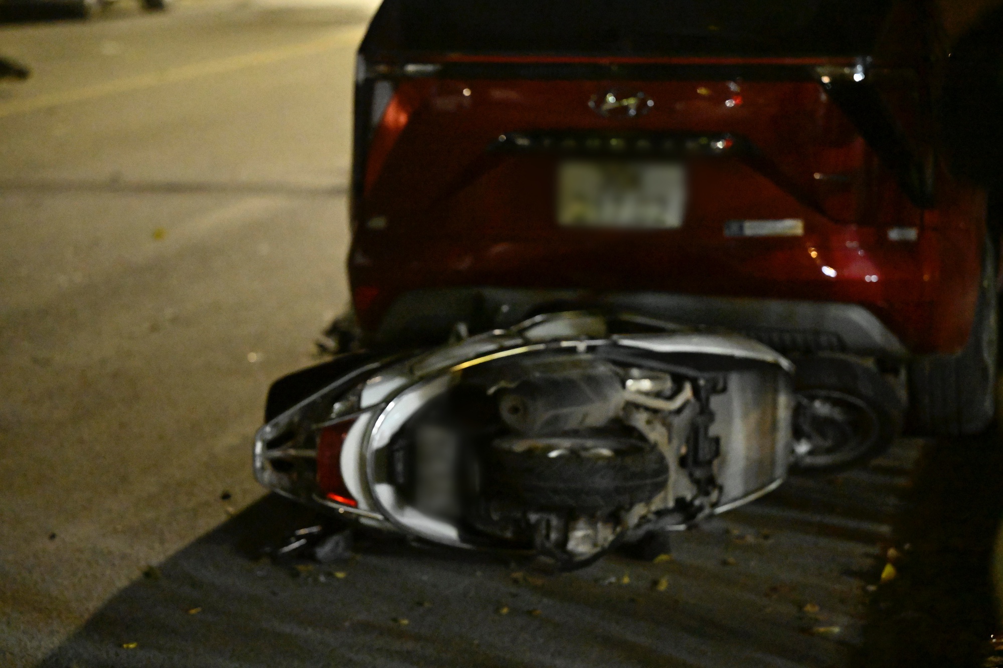 Hiện trường ô tô tông liên hoàn ở Hà Nội, 7 xe hư hỏng nằm giữa phố, nhiều người bị thương- Ảnh 9. Hiện trường ô tô tông liên hoàn ở Hà Nội, 7 xe hư hỏng nằm giữa phố, nhiều người bị thương- Ảnh 9.