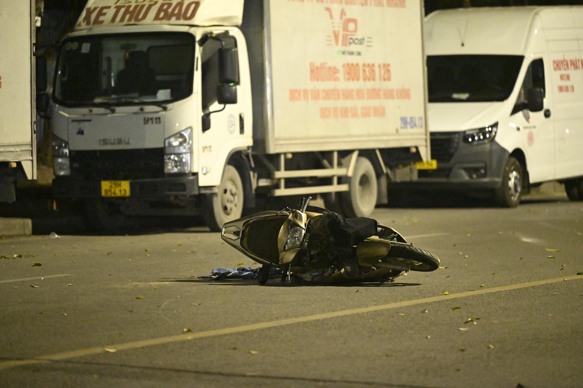 Hiện trường ô tô tông liên hoàn ở Hà Nội, 7 xe hư hỏng nằm giữa phố, nhiều người bị thương- Ảnh 8. Hiện trường ô tô tông liên hoàn ở Hà Nội, 7 xe hư hỏng nằm giữa phố, nhiều người bị thương- Ảnh 8.