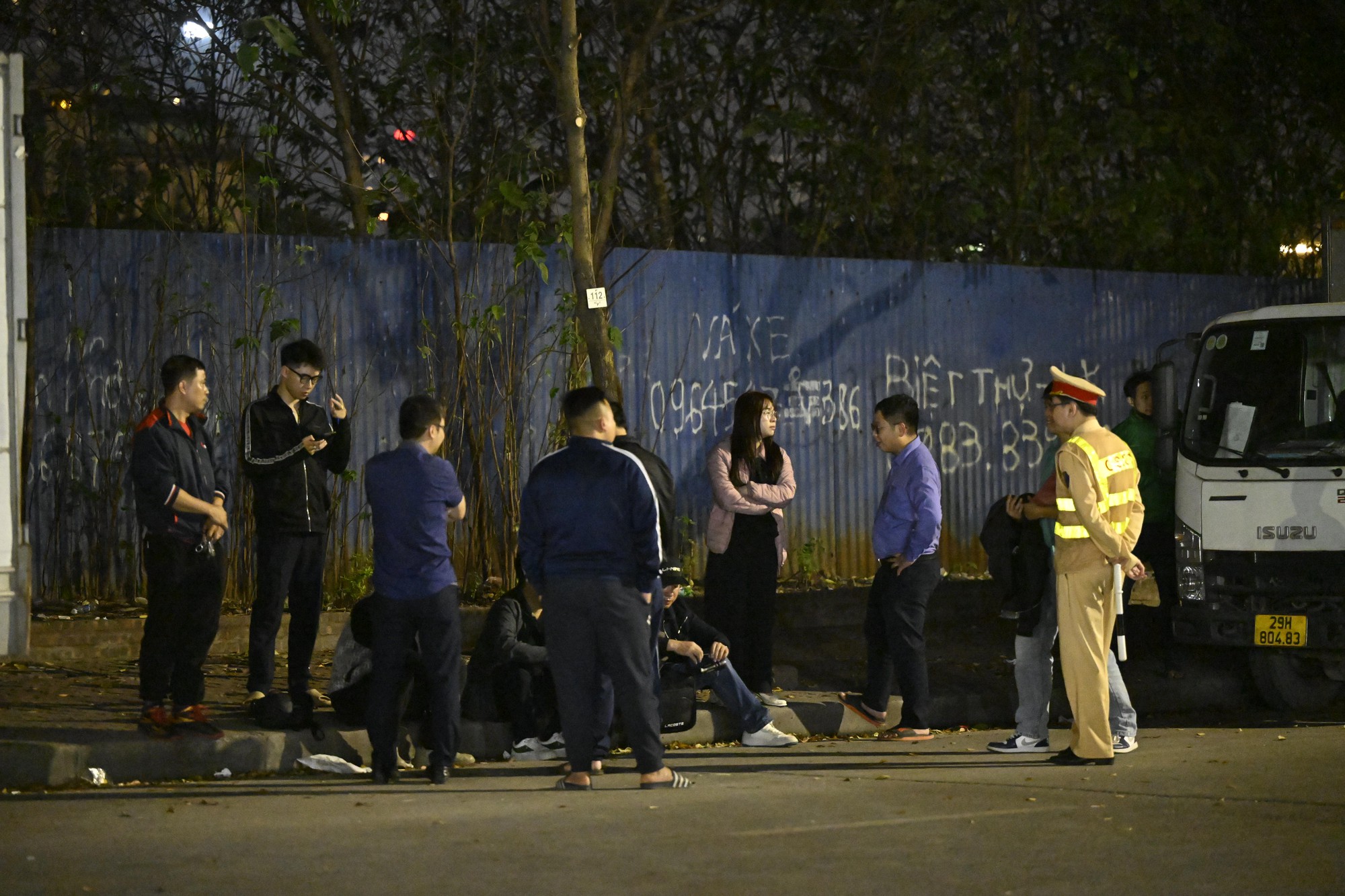 Hiện trường ô tô tông liên hoàn ở Hà Nội, 7 xe hư hỏng nằm giữa phố, nhiều người bị thương- Ảnh 2. Hiện trường ô tô tông liên hoàn ở Hà Nội, 7 xe hư hỏng nằm giữa phố, nhiều người bị thương- Ảnh 2.