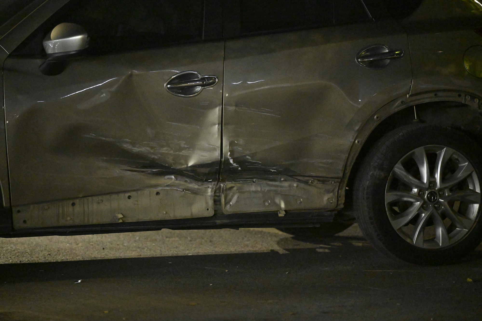 Hiện trường ô tô tông liên hoàn ở Hà Nội, 7 xe hư hỏng nằm giữa phố, nhiều người bị thương- Ảnh 4. Hiện trường ô tô tông liên hoàn ở Hà Nội, 7 xe hư hỏng nằm giữa phố, nhiều người bị thương- Ảnh 4.