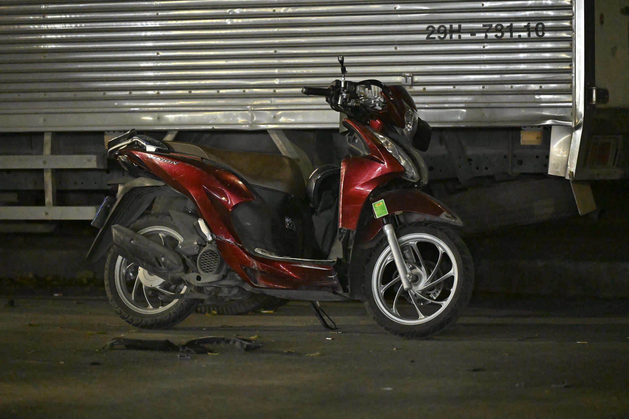 Hiện trường ô tô tông liên hoàn ở Hà Nội, 7 xe hư hỏng nằm giữa phố, nhiều người bị thương- Ảnh 10. Hiện trường ô tô tông liên hoàn ở Hà Nội, 7 xe hư hỏng nằm giữa phố, nhiều người bị thương- Ảnh 10.