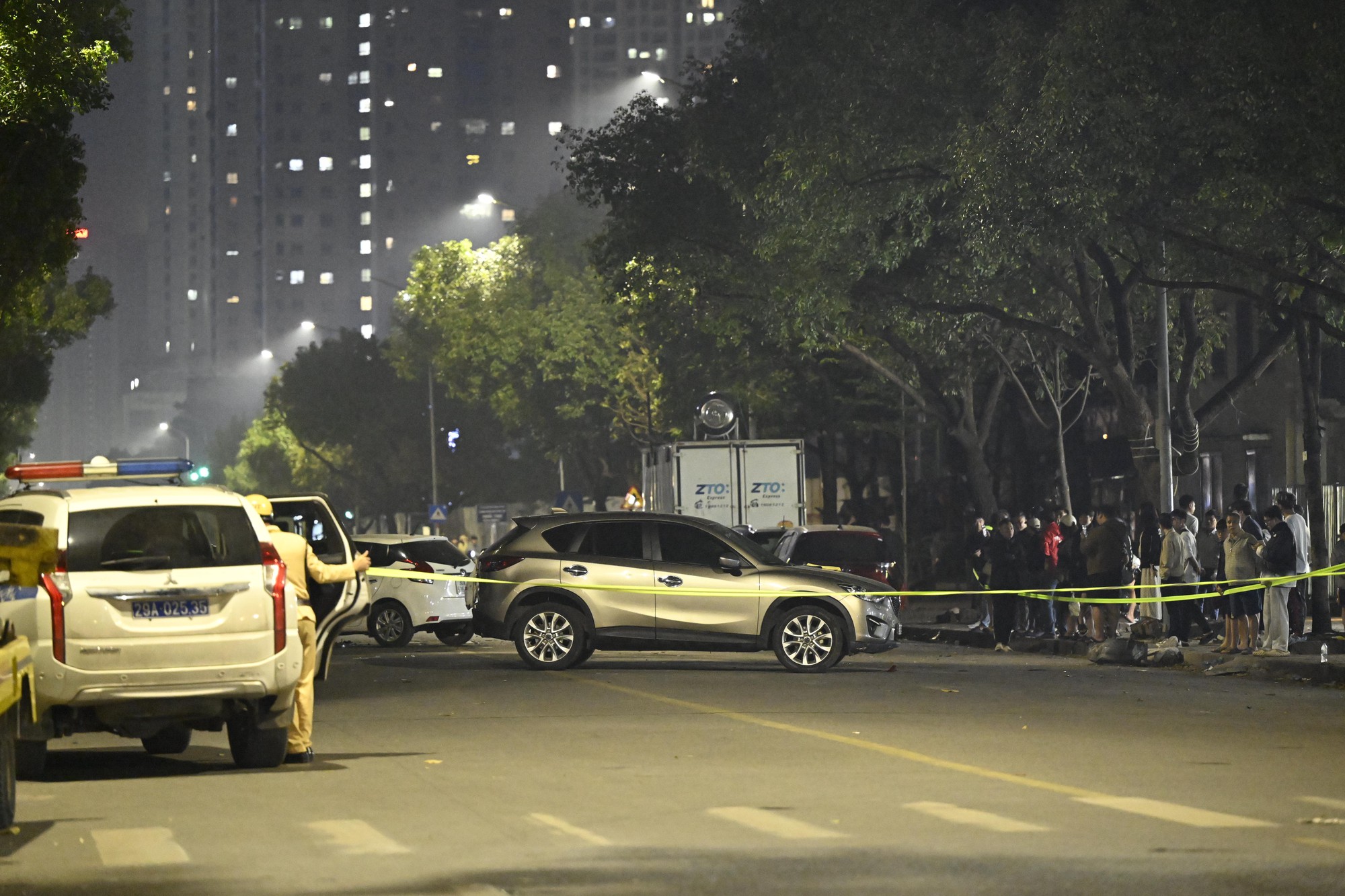 Hiện trường ô tô tông liên hoàn ở Hà Nội, 7 xe hư hỏng nằm giữa phố, nhiều người bị thương- Ảnh 1. Hiện trường ô tô tông liên hoàn ở Hà Nội, 7 xe hư hỏng nằm giữa phố, nhiều người bị thương- Ảnh 1.