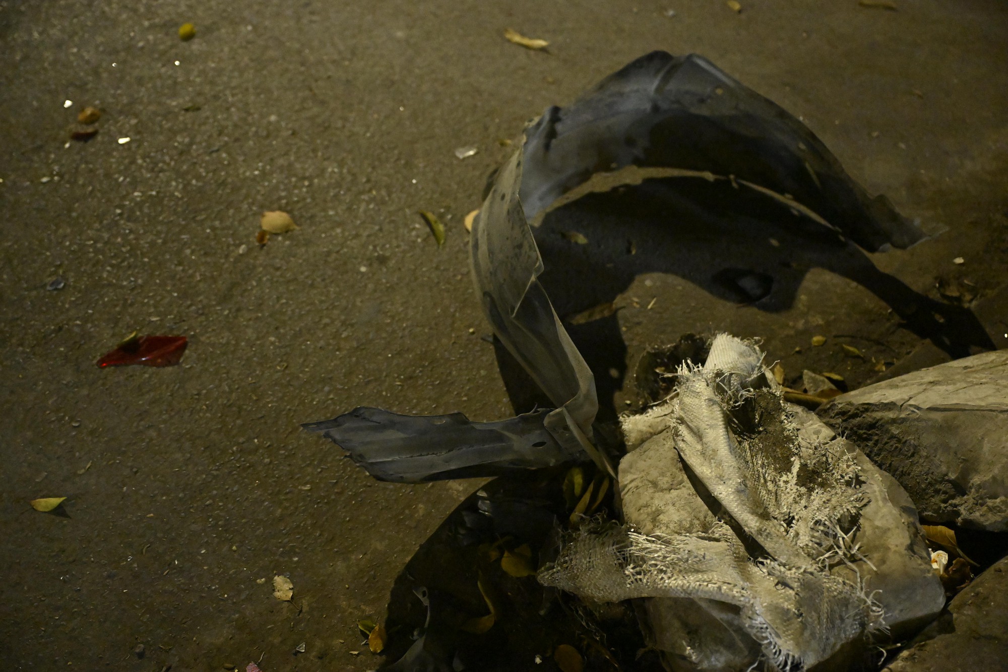 Hiện trường ô tô tông liên hoàn ở Hà Nội, 7 xe hư hỏng nằm giữa phố, nhiều người bị thương- Ảnh 12. Hiện trường ô tô tông liên hoàn ở Hà Nội, 7 xe hư hỏng nằm giữa phố, nhiều người bị thương- Ảnh 12.