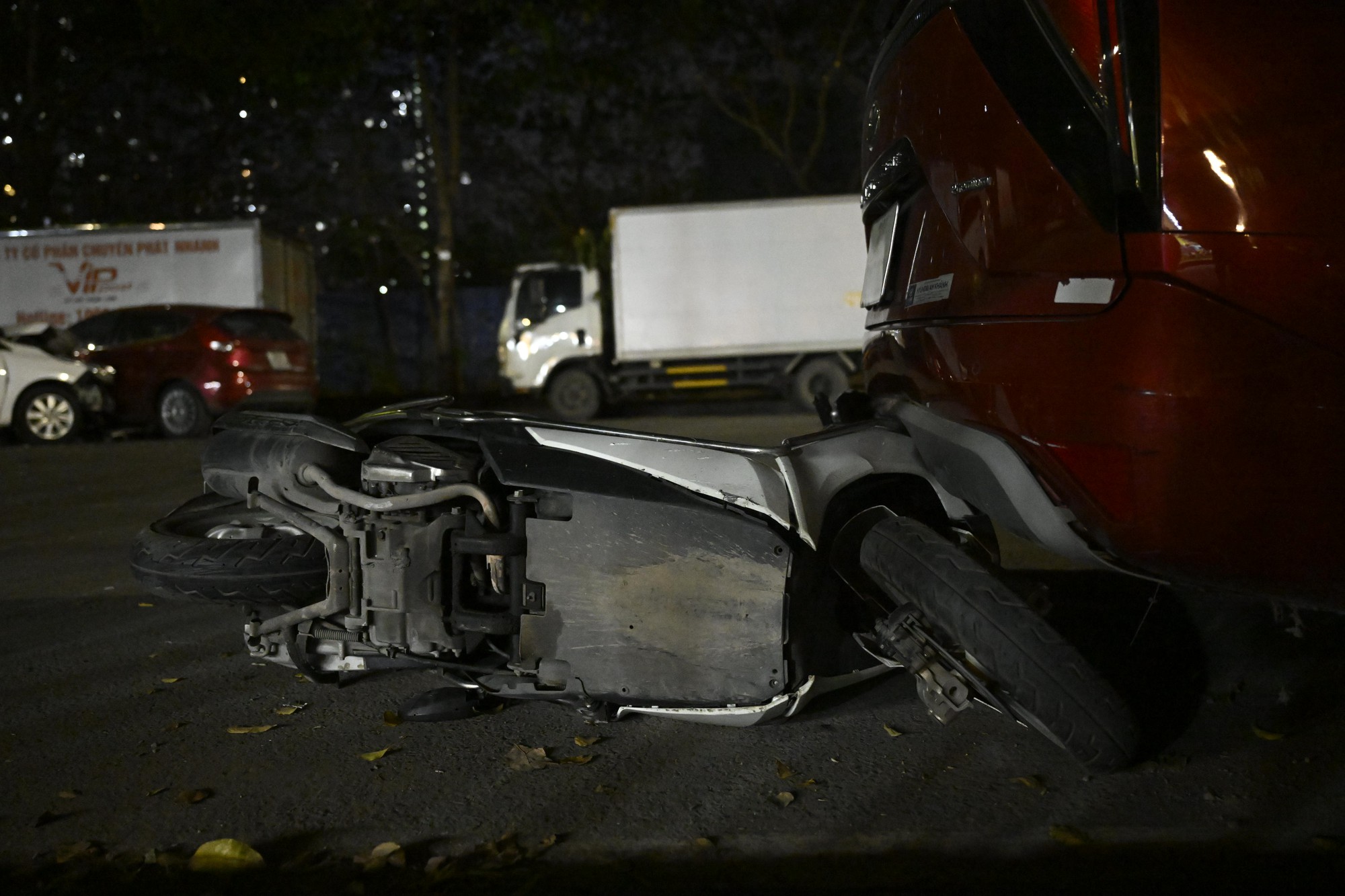 Hiện trường ô tô tông liên hoàn ở Hà Nội, 7 xe hư hỏng nằm giữa phố, nhiều người bị thương- Ảnh 11. Hiện trường ô tô tông liên hoàn ở Hà Nội, 7 xe hư hỏng nằm giữa phố, nhiều người bị thương- Ảnh 11.