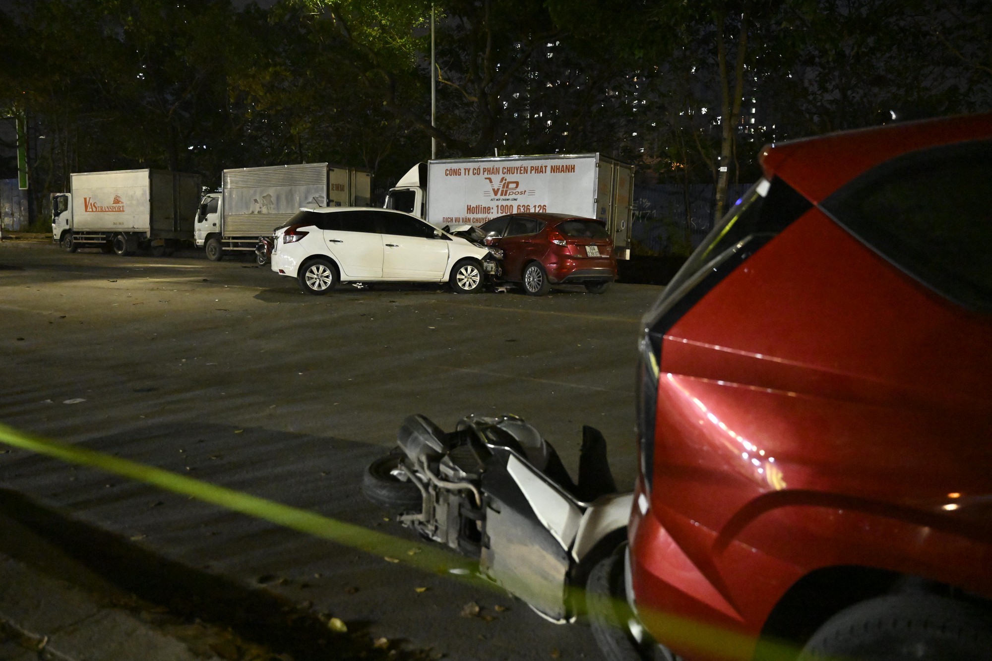 Hiện trường ô tô tông liên hoàn ở Hà Nội, 7 xe hư hỏng nằm giữa phố, nhiều người bị thương- Ảnh 6. Hiện trường ô tô tông liên hoàn ở Hà Nội, 7 xe hư hỏng nằm giữa phố, nhiều người bị thương- Ảnh 6.