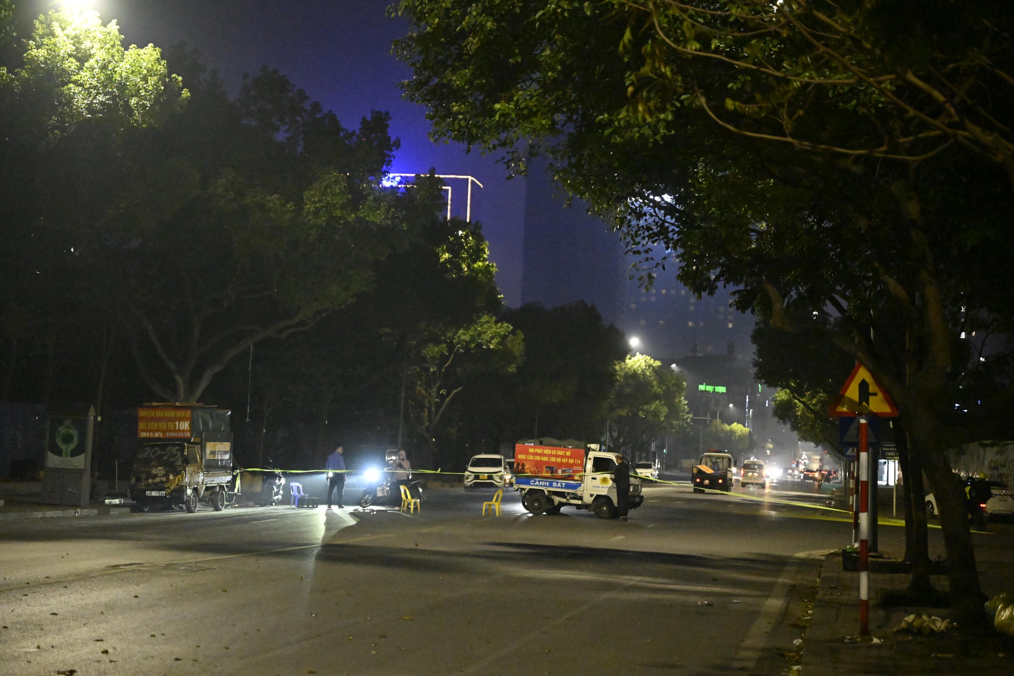 Hiện trường ô tô tông liên hoàn ở Hà Nội, 7 xe hư hỏng nằm giữa phố, nhiều người bị thương- Ảnh 15. Hiện trường ô tô tông liên hoàn ở Hà Nội, 7 xe hư hỏng nằm giữa phố, nhiều người bị thương- Ảnh 15.