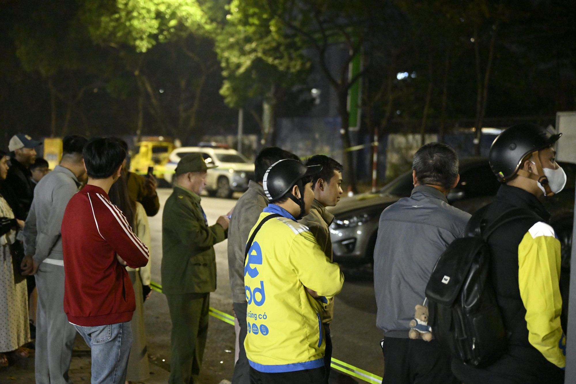 Hiện trường ô tô tông liên hoàn ở Hà Nội, 7 xe hư hỏng nằm giữa phố, nhiều người bị thương- Ảnh 14. Hiện trường ô tô tông liên hoàn ở Hà Nội, 7 xe hư hỏng nằm giữa phố, nhiều người bị thương- Ảnh 14.